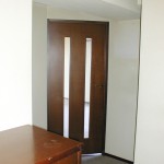 入口のドアは薄い水色に塗りました。ドアと壁と天井のコントラストが映えます。