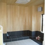 ユニットバス<br />
構造体である柱があるため、ユニットﾊﾞｽを使用できず製作浴室。以前の浴室は、とても寒かったそうです。窓ガラスをペアガラスに+換気・暖房設備導入し、壁に使用したヒバ材も寒さ緩和に一役かい、木の香り漂う心地よい空間になりました。