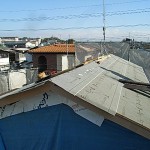 重たい瓦屋根を降ろし、軽い金属屋根への葺替<br />
この工事は耐震工事としても頭を軽くするという観点からとても重要な所です。<br />
小屋裏換気の為に屋根の棟部分に換気機能を設けました。<br />
