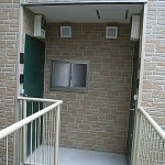 室内面積を十分に確保するため、敷地内にある隣接鉄骨造共同住宅の外階段を利用。<br />
隣接する鉄骨造物件と渡り廊下で繋ぐことにより階段スペースも居室内面積に・・・